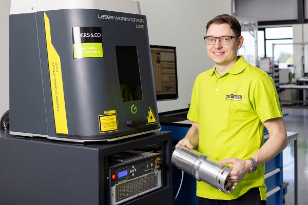 mens en machine Dirk - Lasergraveren